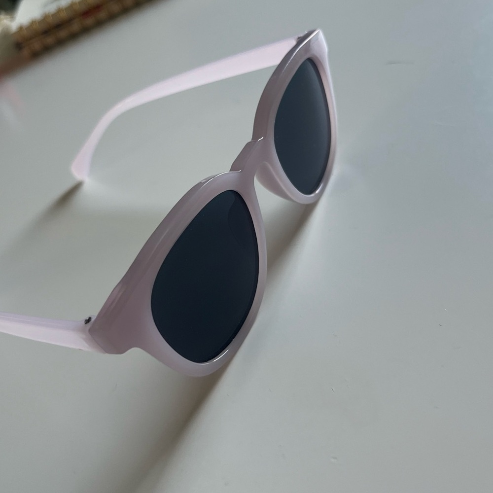 Sun glasses - Picture 2 of 3